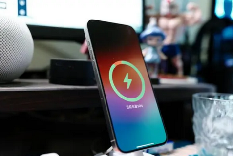 滨城苹果15换屏服务分享用什么充电器给iPhone15充电更好 